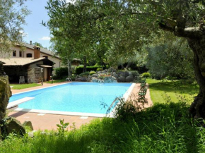Quiet rustic farmhouse, surrounded by greenery, swimming pool with tennis court, Lazise